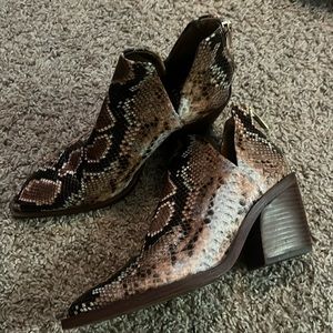 Vince Camuto Gigietta Bootie 8 Snake Boots
